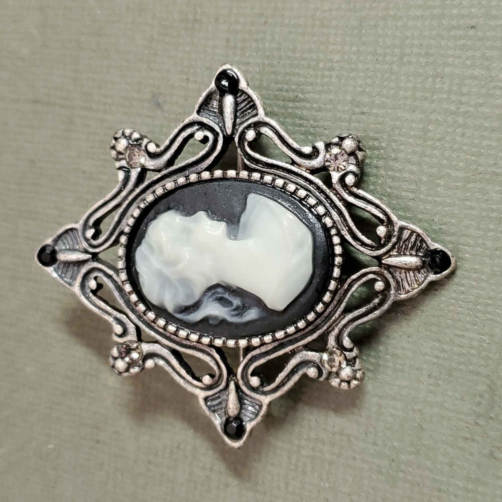 Cameo broach